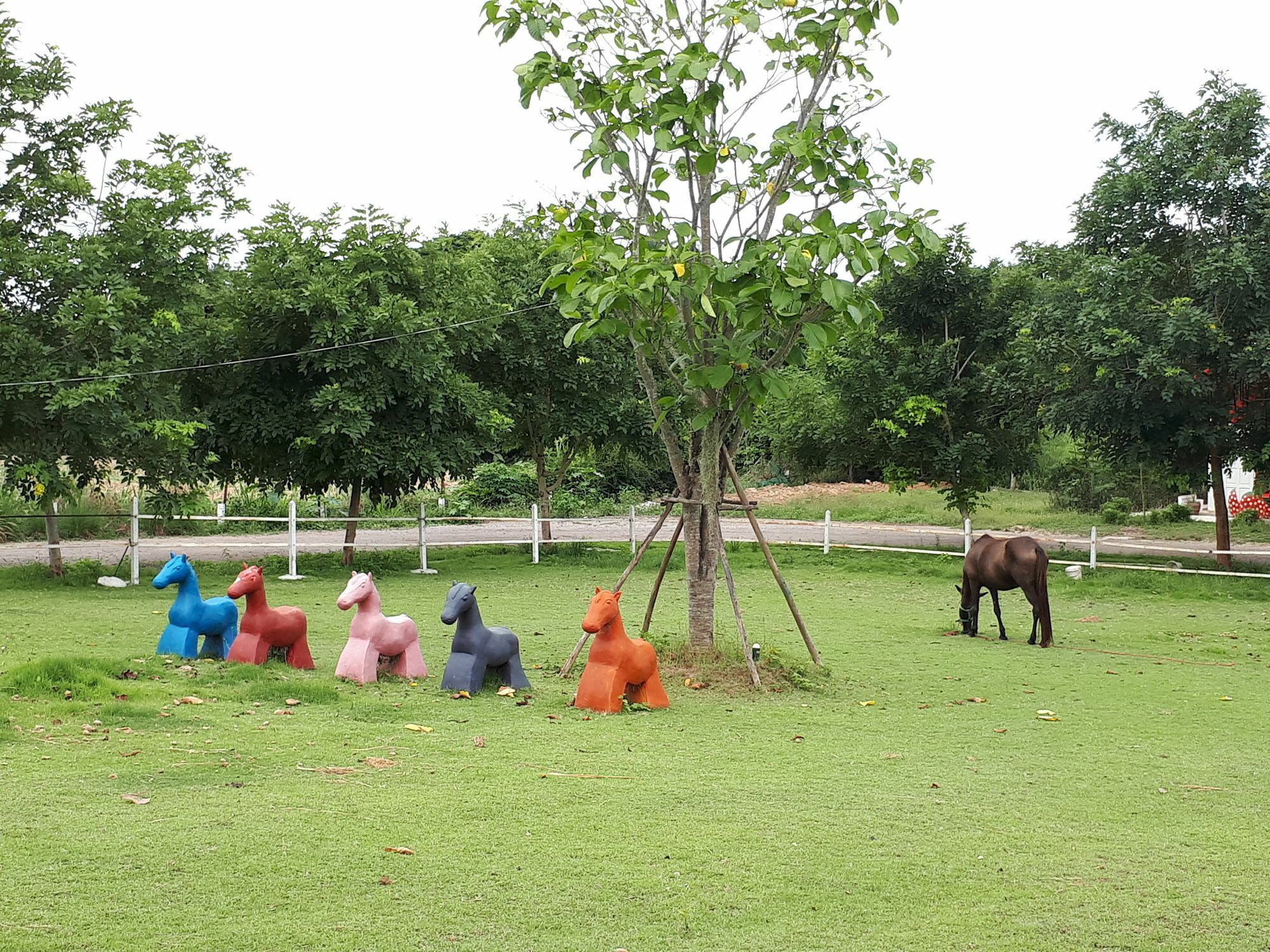 Rai Phuruk Resort Suan Phueng Exterior photo